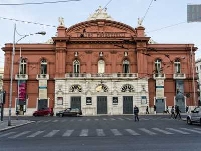 Umbertino - A est del murattiano si apre invece il cosiddetto quartiere Umbertino, delimitato da corso Cavour, il lungomare Araldo di Crollalanza, via Abbrescia e via Cardassi. Sorto tra l�800 e il 900, si caratterizza per l�eleganza dei palazzi e dei teatri in stile liberty, tra cui il celebre Petruzzelli